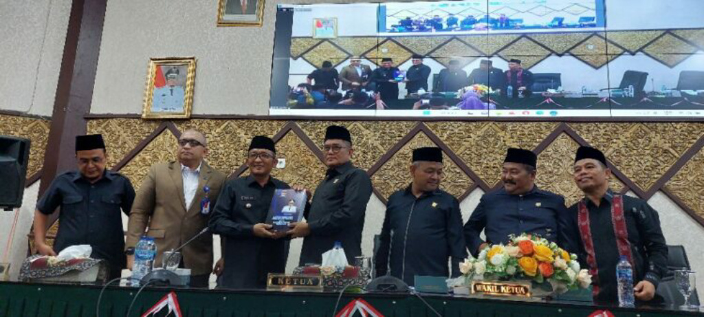 Walikota Padang Hendri Septa serahkan LKPJ tahun 2022 kepada Ketua DPRD Padang Syafrial Kani.